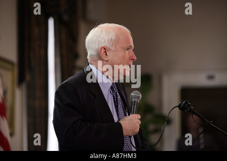 Der republikanische Senator John McCain von Arizona potenzielle Präsidentschaftskandidat an einer Haltestelle in Connecticut Stockfoto