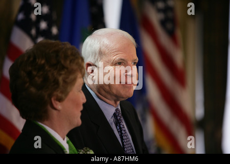 Republikanische Arizona Senator John McCain lächelt mit Connecticut Gouverneur M. Jodi Rell an einer Haltestelle in CT USA Stockfoto