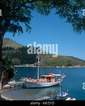 Ausflugsboot in dem kleinen Fischerdorf Kringels, in der Nähe von Kalami, Nordostküste, Korfu (Kerkyra), Ionische Inseln, Griechenland Stockfoto