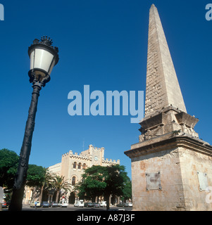 Obelisk vor dem Rathaus (Ajuntament), Placa Essen Born, Ciutadella (Ciudadela), Menorca, Balearen, Spanien Stockfoto