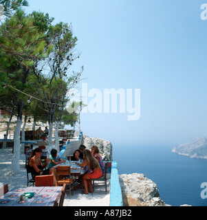 Menschen, die einen Drink in einer Taverne in Kambi, Westküste, Zakynthos, Ionische Inseln, Griechenland Stockfoto