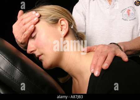 junge Frau mit einer Massage von weiblichen Therapeuten Stockfoto