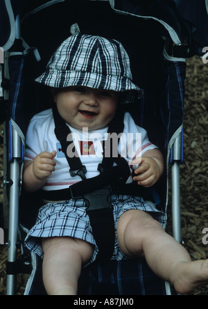 Baby im Kinderwagen in Norfolk Uk Stockfoto