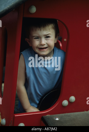 Jungen spielen bei Center Parcs in Norfolk Uk Stockfoto