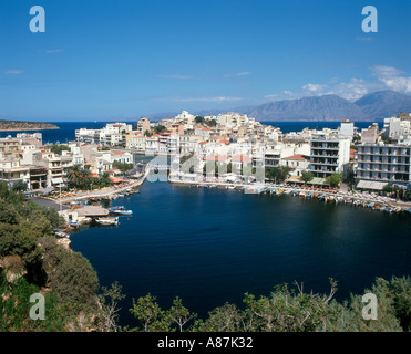 See-Überlieferung mit Hafen im Hintergrund, Nordostküste, Aghios Nikolaos, Kreta, Griechenland Stockfoto