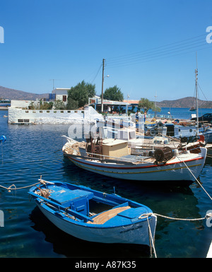 Angelboote/Fischerboote in den Hafen mit einer Taverne hinter Elounda, Kreta, Griechenland im Jahr 1993 Stockfoto