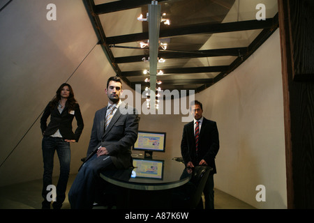 Drei Personen in einem Konferenzraum Stockfoto