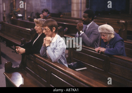 Gemeindemitglieder sammeln in einer leeren Kirche High Church Of England sagen Gebete beten Abendgebet und Segnung London England UK HOMER SYKES Stockfoto