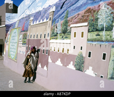 Junge lokale Mädchen gegen einen großen bemalten Wand malen Schiefen, Marokko Stockfoto