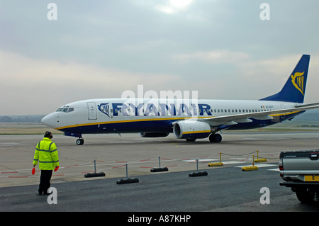 Dalcross Ankunft Ryanair Boeing 737-8AS auf dem Flugplatz Stand Stockfoto