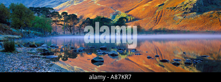 Buttermere im Morgengrauen Lake District National Park Cumbria England UK Stockfoto