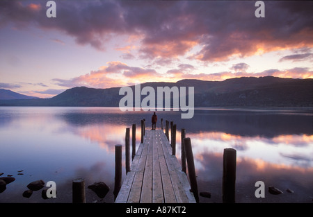 Abbildung auf Bootssteg an der Brandelhow Bay Derwentwater Lake District National Park Cumbria England UK Stockfoto