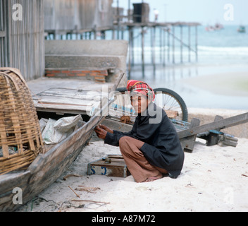 Lokale Mann ausbessern Boot in Hua Hin, Thailand Stockfoto