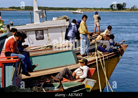 Fischer entspannend auf ihre Angelboote/Fischerboote in Ancud auf der Insel Chiloé-Chile Stockfoto