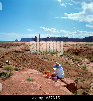 Künstler malen in den Navajo Tribal Park, Monument Valley, Arizona/Utah, USA Stockfoto