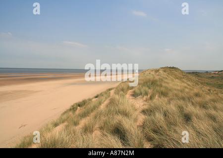 Sanddünen am Talacre Strand, Punkt von Ayr, Nordwales mit Leuchtturm in der Ferne Stockfoto