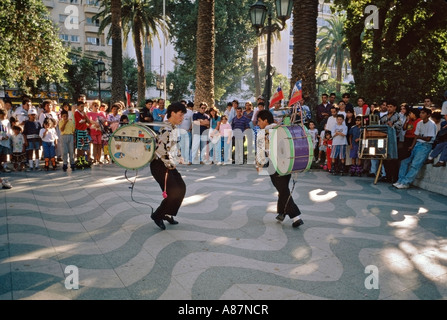 Native chilenischen Street Performer unterhalten die Zuschauer mit Tanz und Bassdrums im Parque Italia Valparaíso Chile Stockfoto