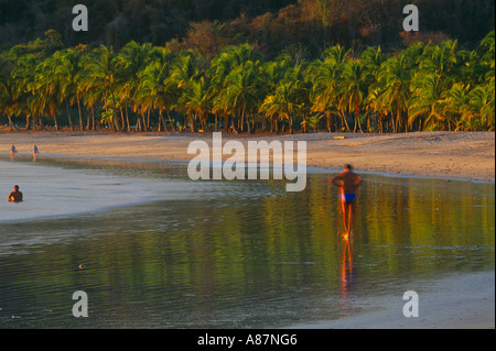 Relaxen am Strand Playa Carrillo nr Sumara Nicoya Halbinsel Guanacaste Costa Rica Stockfoto