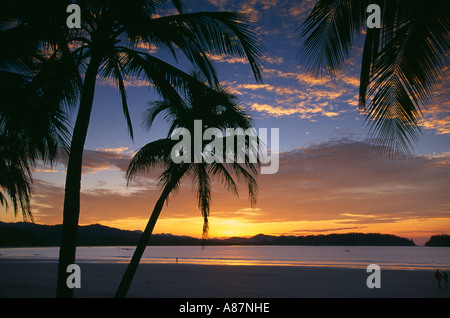 einsame Figur auf Playa Sumara bei Sonnenaufgang Nicoya Halbinsel Guanacaste Costa Rica Stockfoto