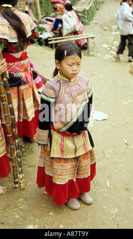 Traditionell gekleidet Flower Hmong-Mädchen am Samstag-Markt, können Cau NW Viet Nam Stockfoto