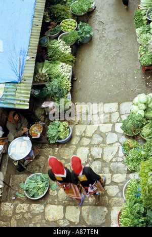 Draufsicht von zwei roten Dzao Frauen zu Fuß durch den Samstagsmarkt, Sapa, Viet Nam Stockfoto