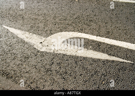 Weiß lackiertes Richtungspfeil auf Straße Stockfoto