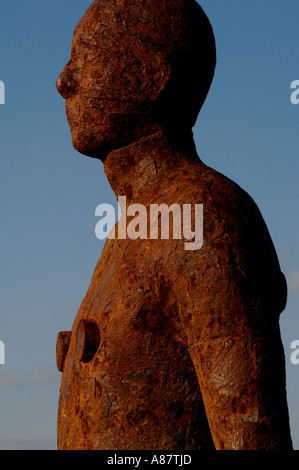 Eine Figur aus dem Kunstwerk Another Place von Anthony Gormley am Crosby Strand Merseyside. Stockfoto