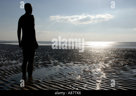 Eine Figur aus dem Kunstwerk Another Place von Anthony Gormley am Crosby Strand Merseyside. Stockfoto