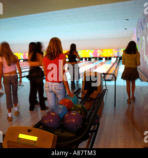 Teenager Bowling Party Stockfoto