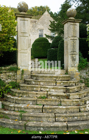 Owlpen Manor Gloucestershire UK Herbst halb kreisförmige Schritte führen bis zu topiary Garten Stockfoto