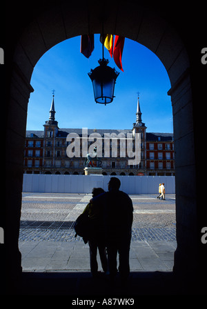 Madrid Spanien Plaza Major paar im Torbogen Stockfoto