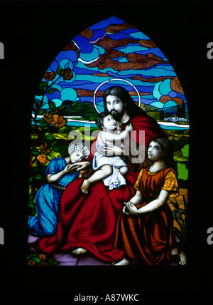Tiruvalla Kerala Indien St. John's Malankara Syrisch-Katholische Metropolitan Cathedral und Jesus mit Kindern Glasfenster Stockfoto