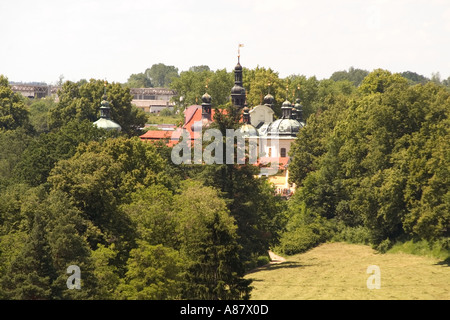 Blick aus der Vogelperspektive auf die historische Klokoty-Klosterkirche in Tabor, Südböhmen, Tschechien, umgeben von üppig grünen Wäldern. Stockfoto