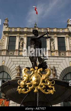 Bronzestatue des Neptun-Brunnens am Artus-Hof in Danzig, Pomorskie, Polen. Berühmtes historisches Wahrzeichen und Touristenattraktion in der Altstadt. Stockfoto