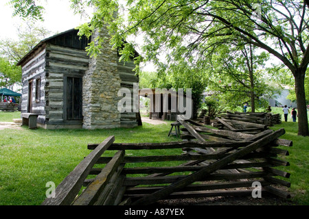 Naper Settlement Blockhütte und Zick-Zack-Holzzaun Illinois Stockfoto