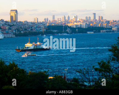 Blick auf ein Frachtschiff vorbei durch das Meer des Bosporus in Istanbul Türkei Stockfoto