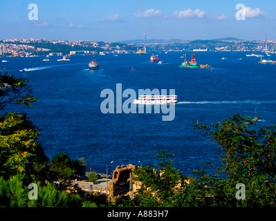 Fernsicht auf einem Schiff durch das Meer des Bosporus in Istanbul Türkei Stockfoto