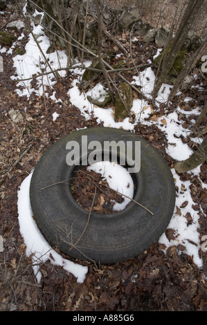Geworfen-Weg alte LKW-Kautschuk-Reifen in natürlicher Umgebung mit etwas Schnee Stockfoto
