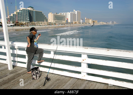 Angeln Wandern und andere Aktivitäten finden statt auf der Pier und Boardwalk am Daytona Beach Florida FL am Atlantischen Ozean Stockfoto
