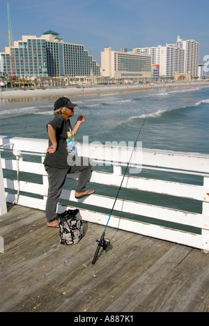 Angeln Wandern und andere Aktivitäten finden statt auf der Pier und Boardwalk am Daytona Beach Florida FL am Atlantischen Ozean Stockfoto