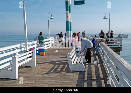 Angeln Wandern und andere Aktivitäten finden statt auf der Pier und Boardwalk am Daytona Beach Florida FL am Atlantischen Ozean Stockfoto