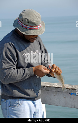 Angeln Wandern und andere Aktivitäten finden statt auf der Pier und Boardwalk am Daytona Beach Florida FL am Atlantischen Ozean Stockfoto