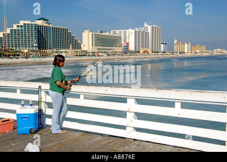 Angeln Wandern und andere Aktivitäten finden statt auf der Pier und Boardwalk am Daytona Beach Florida FL am Atlantischen Ozean Stockfoto
