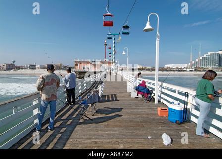 Angeln Wandern und andere Aktivitäten finden statt auf der Pier und Boardwalk am Daytona Beach Florida FL am Atlantischen Ozean Stockfoto