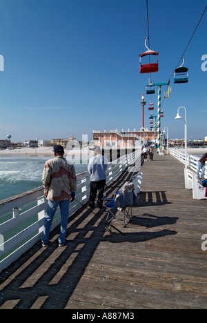 Angeln Wandern und andere Aktivitäten finden statt auf der Pier und Boardwalk am Daytona Beach Florida FL am Atlantischen Ozean Stockfoto