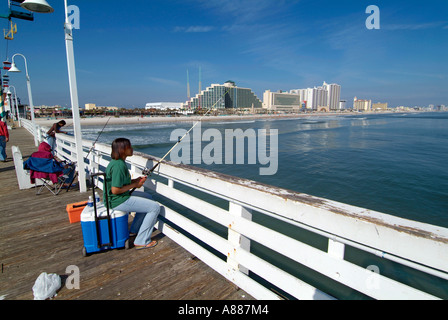 Angeln Wandern und andere Aktivitäten finden statt auf der Pier und Boardwalk am Daytona Beach Florida FL am Atlantischen Ozean Stockfoto