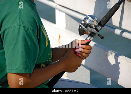 Angeln Wandern und andere Aktivitäten finden statt auf der Pier und Boardwalk am Daytona Beach Florida FL am Atlantischen Ozean Stockfoto