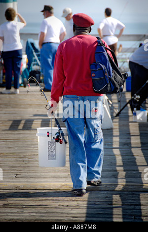 Angeln Wandern und andere Aktivitäten finden statt auf der Pier und Boardwalk am Daytona Beach Florida FL am Atlantischen Ozean Stockfoto
