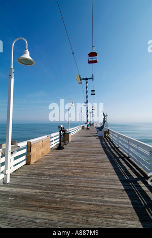 Angeln Wandern und andere Aktivitäten finden statt auf der Pier und Boardwalk am Daytona Beach Florida FL am Atlantischen Ozean Stockfoto