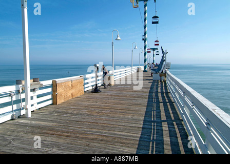 Angeln Wandern und andere Aktivitäten finden statt auf der Pier und Boardwalk am Daytona Beach Florida FL am Atlantischen Ozean Stockfoto